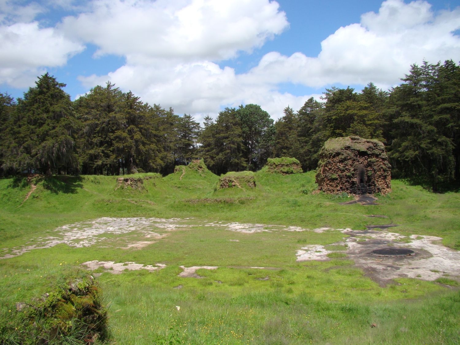 Figure 3. View of the remains of the acropolis of Q’umarkaaj, seat of the K’iche’ confederacy (Sergio Romero) 